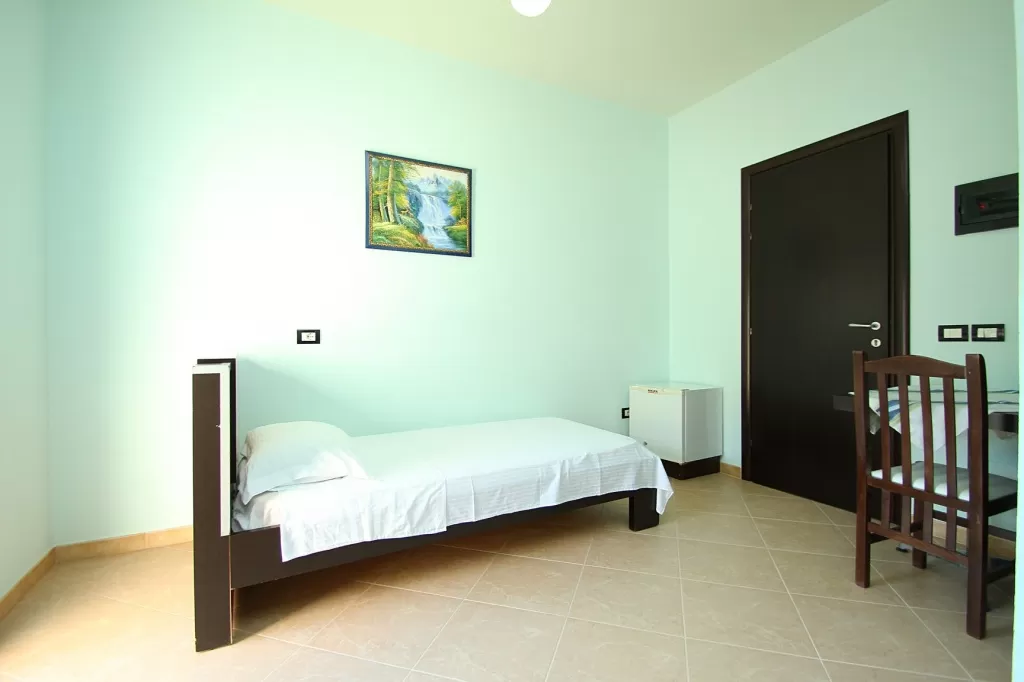 AL Hotel 13 - STD TRPL 6.jpg